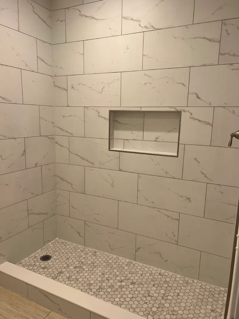 Bathroom shower with marble-pattern tiles