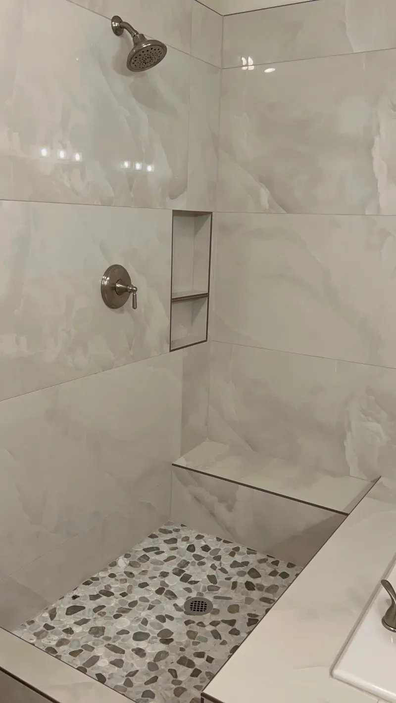 Minimalist bathroom with shower niche